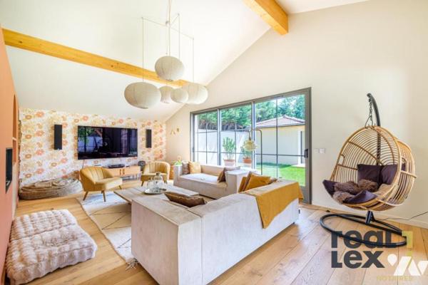CHARBONNIÈRES-LES-BAINS – Maison d’architecte 2025 – 6 pièces - 188 m² – Piscine -  norme RE 2020