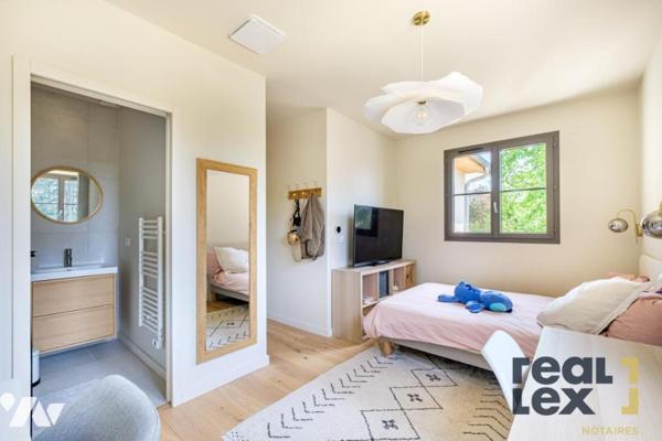 CHARBONNIÈRES-LES-BAINS – Maison d’architecte 2025 – 6 pièces - 188 m² – Piscine -  norme RE 2020