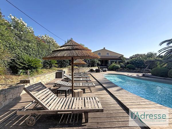 Propriété de caractère - 234 m² + 105 m² de volumes complémentaires dont un T2 indépendant - Piscine - Terrain 2600 m²