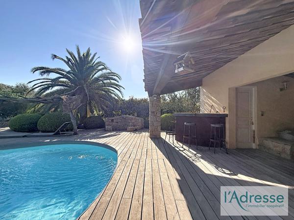 Propriété de caractère - 234 m² + 105 m² de volumes complémentaires dont un T2 indépendant - Piscine - Terrain 2600 m²