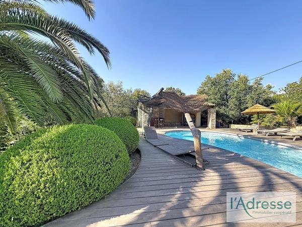 Propriété de caractère - 234 m² + 105 m² de volumes complémentaires dont un T2 indépendant - Piscine - Terrain 2600 m²