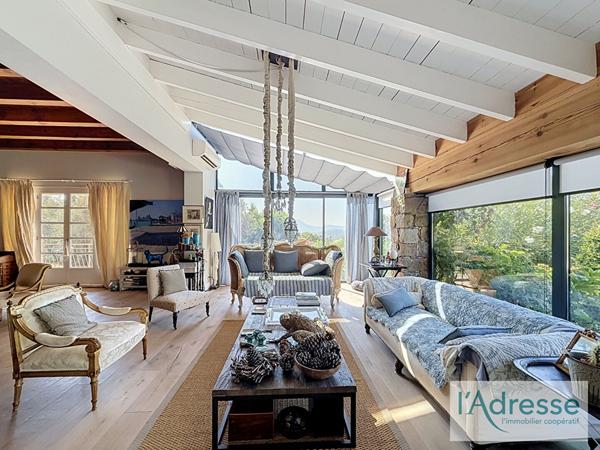 Propriété de caractère - 234 m² + 105 m² de volumes complémentaires dont un T2 indépendant - Piscine - Terrain 2600 m²