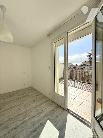 Appartement traversant avec deux terrasses vue canal