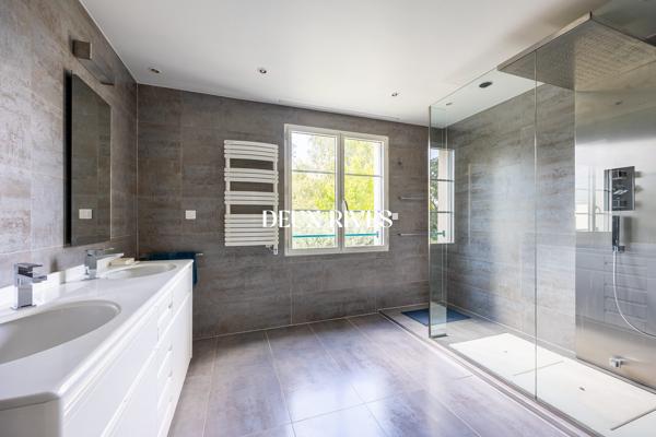 Magnifique Demeure de 200m2 dans les arbres en plein coeur du Petit Chantilly
