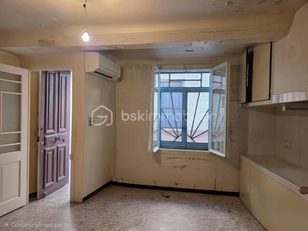 Maison de village pleine de charme à Torreilles – 86 m²
À seulement 10 minutes des plages, découvrez cette authentique maison de village de 86 m² située au cœur de Torreilles.
Elle offre 5 pièces, dont 2 chambres et 2 pièces supplémentaires pouvant être aménagées en bureau, dressing, atelier ou selon vos envies.
Carreaux de ciment, escalier ancien, volumes atypiques… la maison a conservé tout son cachet et offre un beau potentiel de rénovation.
Des travaux sont à prévoir, notamment concernant l’électricité, le chauffage et le rafraîchissement général, pour créer un intérieur à votre image.
Les + : • 86 m² habitables
• 5 pièces
• 2 chambres + 2 pièces polyvalentes
• Charme de l’ancien
• Fort potentiel
• À moins de 10 minutes de Torreilles Plage
• Village vivant et recherché
Une belle opportunité pour les amoureux de l’ancien et des projets de rénovation, entre mer et traditions catalanes.
Certaines photos présentées ont été retravaillées à l’aide de l’intelligence artificielle afin d’illustrer des possibilités d’aménagement. Elles sont non contractuelles.