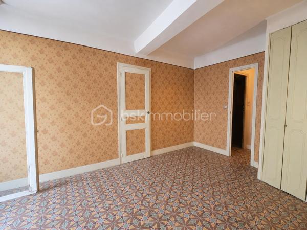 Maison de village pleine de charme à Torreilles – 86 m²
À seulement 10 minutes des plages, découvrez cette authentique maison de village de 86 m² située au cœur de Torreilles.
Elle offre 5 pièces, dont 2 chambres et 2 pièces supplémentaires pouvant être aménagées en bureau, dressing, atelier ou selon vos envies.
Carreaux de ciment, escalier ancien, volumes atypiques… la maison a conservé tout son cachet et offre un beau potentiel de rénovation.
Des travaux sont à prévoir, notamment concernant l’électricité, le chauffage et le rafraîchissement général, pour créer un intérieur à votre image.
Les + : • 86 m² habitables
• 5 pièces
• 2 chambres + 2 pièces polyvalentes
• Charme de l’ancien
• Fort potentiel
• À moins de 10 minutes de Torreilles Plage
• Village vivant et recherché
Une belle opportunité pour les amoureux de l’ancien et des projets de rénovation, entre mer et traditions catalanes.
Certaines photos présentées ont été retravaillées à l’aide de l’intelligence artificielle afin d’illustrer des possibilités d’aménagement. Elles sont non contractuelles.