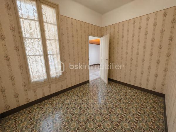 Maison de village pleine de charme à Torreilles – 86 m²
À seulement 10 minutes des plages, découvrez cette authentique maison de village de 86 m² située au cœur de Torreilles.
Elle offre 5 pièces, dont 2 chambres et 2 pièces supplémentaires pouvant être aménagées en bureau, dressing, atelier ou selon vos envies.
Carreaux de ciment, escalier ancien, volumes atypiques… la maison a conservé tout son cachet et offre un beau potentiel de rénovation.
Des travaux sont à prévoir, notamment concernant l’électricité, le chauffage et le rafraîchissement général, pour créer un intérieur à votre image.
Les + : • 86 m² habitables
• 5 pièces
• 2 chambres + 2 pièces polyvalentes
• Charme de l’ancien
• Fort potentiel
• À moins de 10 minutes de Torreilles Plage
• Village vivant et recherché
Une belle opportunité pour les amoureux de l’ancien et des projets de rénovation, entre mer et traditions catalanes.
Certaines photos présentées ont été retravaillées à l’aide de l’intelligence artificielle afin d’illustrer des possibilités d’aménagement. Elles sont non contractuelles.