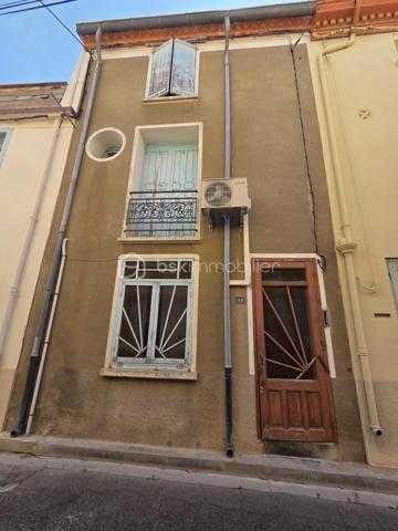 Maison de village pleine de charme à Torreilles – 86 m²
À seulement 10 minutes des plages, découvrez cette authentique maison de village de 86 m² située au cœur de Torreilles.
Elle offre 5 pièces, dont 2 chambres et 2 pièces supplémentaires pouvant être aménagées en bureau, dressing, atelier ou selon vos envies.
Carreaux de ciment, escalier ancien, volumes atypiques… la maison a conservé tout son cachet et offre un beau potentiel de rénovation.
Des travaux sont à prévoir, notamment concernant l’électricité, le chauffage et le rafraîchissement général, pour créer un intérieur à votre image.
Les + : • 86 m² habitables
• 5 pièces
• 2 chambres + 2 pièces polyvalentes
• Charme de l’ancien
• Fort potentiel
• À moins de 10 minutes de Torreilles Plage
• Village vivant et recherché
Une belle opportunité pour les amoureux de l’ancien et des projets de rénovation, entre mer et traditions catalanes.
Certaines photos présentées ont été retravaillées à l’aide de l’intelligence artificielle afin d’illustrer des possibilités d’aménagement. Elles sont non contractuelles.
