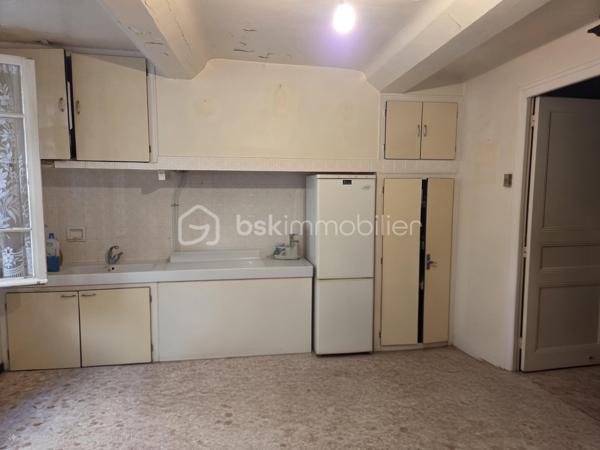 Maison de village pleine de charme à Torreilles – 86 m²
À seulement 10 minutes des plages, découvrez cette authentique maison de village de 86 m² située au cœur de Torreilles.
Elle offre 5 pièces, dont 2 chambres et 2 pièces supplémentaires pouvant être aménagées en bureau, dressing, atelier ou selon vos envies.
Carreaux de ciment, escalier ancien, volumes atypiques… la maison a conservé tout son cachet et offre un beau potentiel de rénovation.
Des travaux sont à prévoir, notamment concernant l’électricité, le chauffage et le rafraîchissement général, pour créer un intérieur à votre image.
Les + : • 86 m² habitables
• 5 pièces
• 2 chambres + 2 pièces polyvalentes
• Charme de l’ancien
• Fort potentiel
• À moins de 10 minutes de Torreilles Plage
• Village vivant et recherché
Une belle opportunité pour les amoureux de l’ancien et des projets de rénovation, entre mer et traditions catalanes.
Certaines photos présentées ont été retravaillées à l’aide de l’intelligence artificielle afin d’illustrer des possibilités d’aménagement. Elles sont non contractuelles.