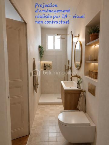 Maison de village pleine de charme à Torreilles – 86 m²
À seulement 10 minutes des plages, découvrez cette authentique maison de village de 86 m² située au cœur de Torreilles.
Elle offre 5 pièces, dont 2 chambres et 2 pièces supplémentaires pouvant être aménagées en bureau, dressing, atelier ou selon vos envies.
Carreaux de ciment, escalier ancien, volumes atypiques… la maison a conservé tout son cachet et offre un beau potentiel de rénovation.
Des travaux sont à prévoir, notamment concernant l’électricité, le chauffage et le rafraîchissement général, pour créer un intérieur à votre image.
Les + : • 86 m² habitables
• 5 pièces
• 2 chambres + 2 pièces polyvalentes
• Charme de l’ancien
• Fort potentiel
• À moins de 10 minutes de Torreilles Plage
• Village vivant et recherché
Une belle opportunité pour les amoureux de l’ancien et des projets de rénovation, entre mer et traditions catalanes.
Certaines photos présentées ont été retravaillées à l’aide de l’intelligence artificielle afin d’illustrer des possibilités d’aménagement. Elles sont non contractuelles.