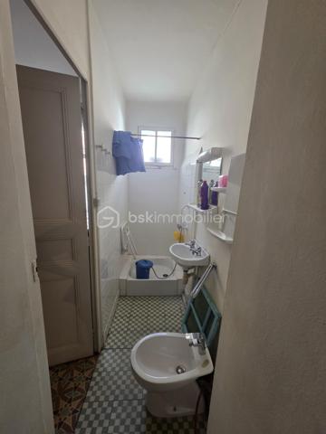 Maison de village pleine de charme à Torreilles – 86 m²
À seulement 10 minutes des plages, découvrez cette authentique maison de village de 86 m² située au cœur de Torreilles.
Elle offre 5 pièces, dont 2 chambres et 2 pièces supplémentaires pouvant être aménagées en bureau, dressing, atelier ou selon vos envies.
Carreaux de ciment, escalier ancien, volumes atypiques… la maison a conservé tout son cachet et offre un beau potentiel de rénovation.
Des travaux sont à prévoir, notamment concernant l’électricité, le chauffage et le rafraîchissement général, pour créer un intérieur à votre image.
Les + : • 86 m² habitables
• 5 pièces
• 2 chambres + 2 pièces polyvalentes
• Charme de l’ancien
• Fort potentiel
• À moins de 10 minutes de Torreilles Plage
• Village vivant et recherché
Une belle opportunité pour les amoureux de l’ancien et des projets de rénovation, entre mer et traditions catalanes.
Certaines photos présentées ont été retravaillées à l’aide de l’intelligence artificielle afin d’illustrer des possibilités d’aménagement. Elles sont non contractuelles.