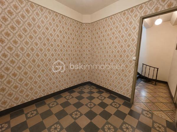 Maison de village pleine de charme à Torreilles – 86 m²
À seulement 10 minutes des plages, découvrez cette authentique maison de village de 86 m² située au cœur de Torreilles.
Elle offre 5 pièces, dont 2 chambres et 2 pièces supplémentaires pouvant être aménagées en bureau, dressing, atelier ou selon vos envies.
Carreaux de ciment, escalier ancien, volumes atypiques… la maison a conservé tout son cachet et offre un beau potentiel de rénovation.
Des travaux sont à prévoir, notamment concernant l’électricité, le chauffage et le rafraîchissement général, pour créer un intérieur à votre image.
Les + : • 86 m² habitables
• 5 pièces
• 2 chambres + 2 pièces polyvalentes
• Charme de l’ancien
• Fort potentiel
• À moins de 10 minutes de Torreilles Plage
• Village vivant et recherché
Une belle opportunité pour les amoureux de l’ancien et des projets de rénovation, entre mer et traditions catalanes.
Certaines photos présentées ont été retravaillées à l’aide de l’intelligence artificielle afin d’illustrer des possibilités d’aménagement. Elles sont non contractuelles.