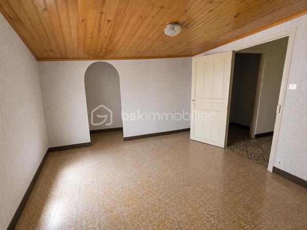 Maison de village pleine de charme à Torreilles – 86 m²
À seulement 10 minutes des plages, découvrez cette authentique maison de village de 86 m² située au cœur de Torreilles.
Elle offre 5 pièces, dont 2 chambres et 2 pièces supplémentaires pouvant être aménagées en bureau, dressing, atelier ou selon vos envies.
Carreaux de ciment, escalier ancien, volumes atypiques… la maison a conservé tout son cachet et offre un beau potentiel de rénovation.
Des travaux sont à prévoir, notamment concernant l’électricité, le chauffage et le rafraîchissement général, pour créer un intérieur à votre image.
Les + : • 86 m² habitables
• 5 pièces
• 2 chambres + 2 pièces polyvalentes
• Charme de l’ancien
• Fort potentiel
• À moins de 10 minutes de Torreilles Plage
• Village vivant et recherché
Une belle opportunité pour les amoureux de l’ancien et des projets de rénovation, entre mer et traditions catalanes.
Certaines photos présentées ont été retravaillées à l’aide de l’intelligence artificielle afin d’illustrer des possibilités d’aménagement. Elles sont non contractuelles.