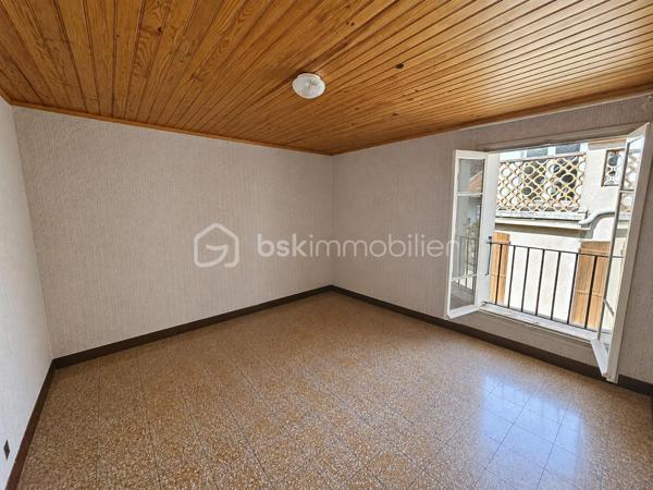Maison de village pleine de charme à Torreilles – 86 m²
À seulement 10 minutes des plages, découvrez cette authentique maison de village de 86 m² située au cœur de Torreilles.
Elle offre 5 pièces, dont 2 chambres et 2 pièces supplémentaires pouvant être aménagées en bureau, dressing, atelier ou selon vos envies.
Carreaux de ciment, escalier ancien, volumes atypiques… la maison a conservé tout son cachet et offre un beau potentiel de rénovation.
Des travaux sont à prévoir, notamment concernant l’électricité, le chauffage et le rafraîchissement général, pour créer un intérieur à votre image.
Les + : • 86 m² habitables
• 5 pièces
• 2 chambres + 2 pièces polyvalentes
• Charme de l’ancien
• Fort potentiel
• À moins de 10 minutes de Torreilles Plage
• Village vivant et recherché
Une belle opportunité pour les amoureux de l’ancien et des projets de rénovation, entre mer et traditions catalanes.
Certaines photos présentées ont été retravaillées à l’aide de l’intelligence artificielle afin d’illustrer des possibilités d’aménagement. Elles sont non contractuelles.