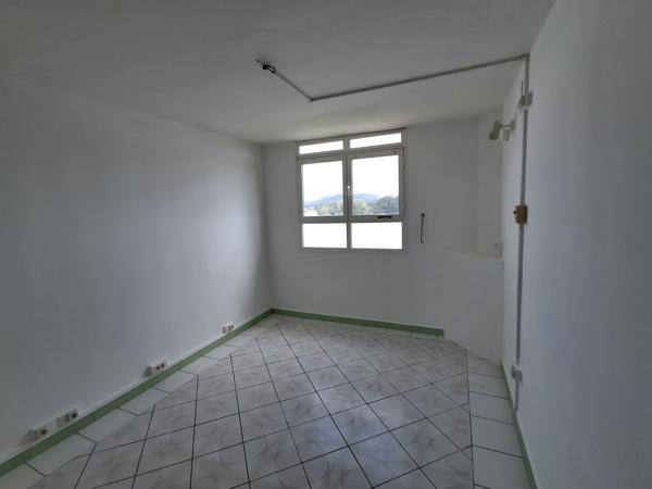 APPT DUPLEX DE TYPE 3 AVEC VUE SUR MER ET PARKING SECURISE A CAYENNE