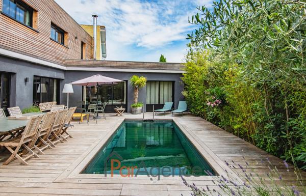 A 50 M DE LA PLAGE DU BUREAU ET 150 M DU CENTRE-VILLE MAISON