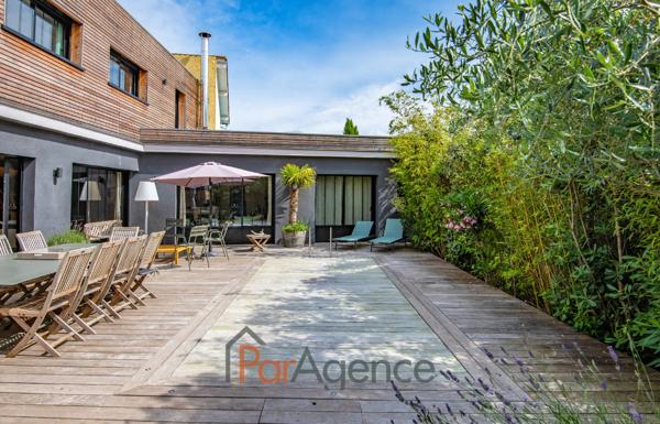 A 50 M DE LA PLAGE DU BUREAU ET 150 M DU CENTRE-VILLE MAISON