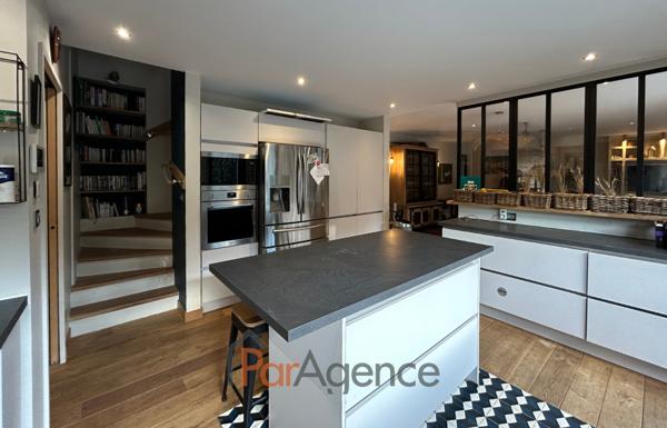 A 50 M DE LA PLAGE DU BUREAU ET 150 M DU CENTRE-VILLE MAISON