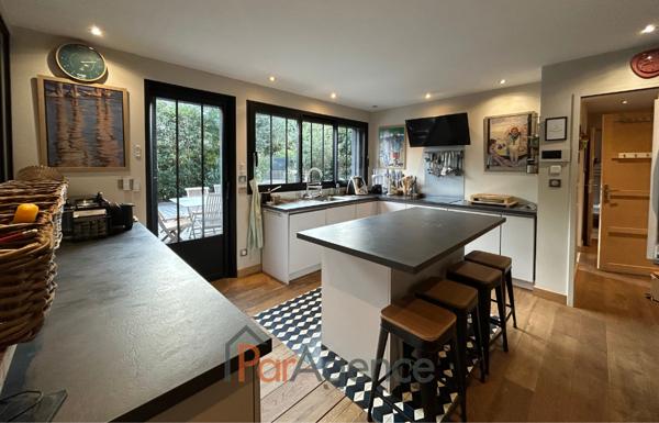 A 50 M DE LA PLAGE DU BUREAU ET 150 M DU CENTRE-VILLE MAISON