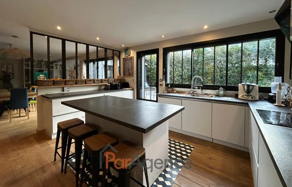 A 50 M DE LA PLAGE DU BUREAU ET 150 M DU CENTRE-VILLE MAISON