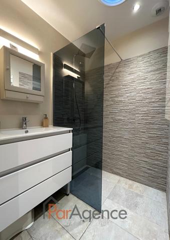 A 50 M DE LA PLAGE DU BUREAU ET 150 M DU CENTRE-VILLE MAISON