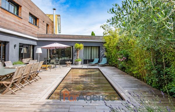 A 50 M DE LA PLAGE DU BUREAU ET 150 M DU CENTRE-VILLE MAISON