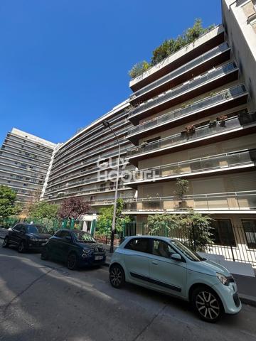 Deux pièces avec balcon en étage élevé - 75015 PARIS