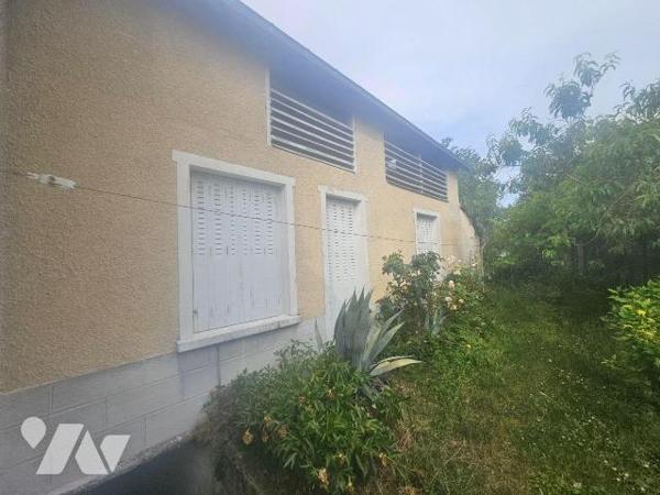 Une maison à restaurer idéalement située en centre-ville (possibilité de faire deux logements) ...