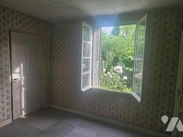 Une maison à restaurer idéalement située en centre-ville (possibilité de faire deux logements) ...