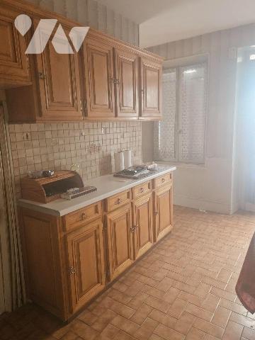Une maison à restaurer idéalement située en centre-ville (possibilité de faire deux logements) ...