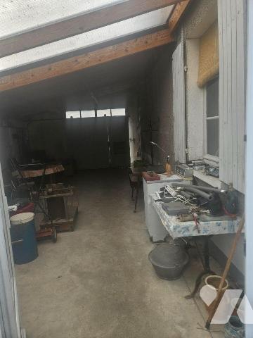 Une maison à restaurer idéalement située en centre-ville (possibilité de faire deux logements) ...