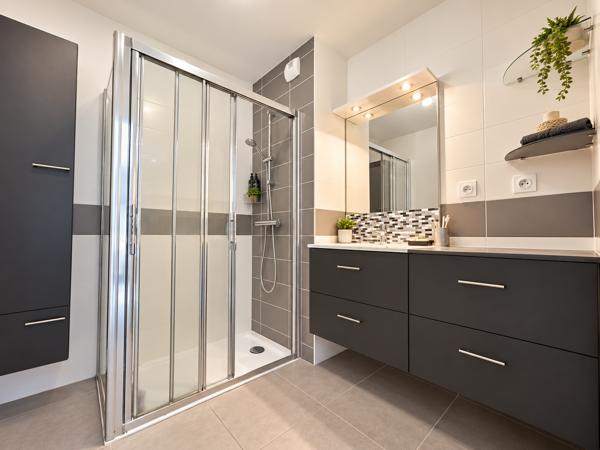 Appartement
         3 pièces
        - 63 m² 379 900 € *