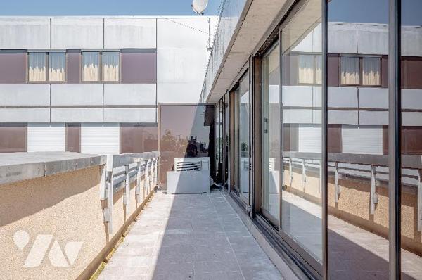 Rare : 2 pièces rénové avec terrasse plein ciel, dernier étage, vue monumentale