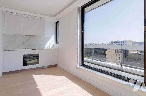 Rare : 2 pièces rénové avec terrasse plein ciel, dernier étage, vue monumentale