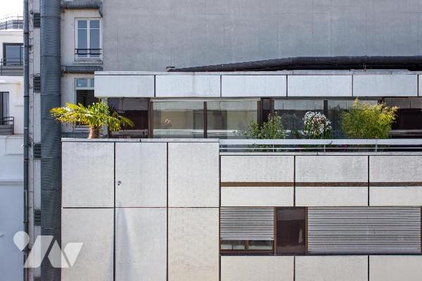 Rare : 2 pièces rénové avec terrasse plein ciel, dernier étage, vue monumentale