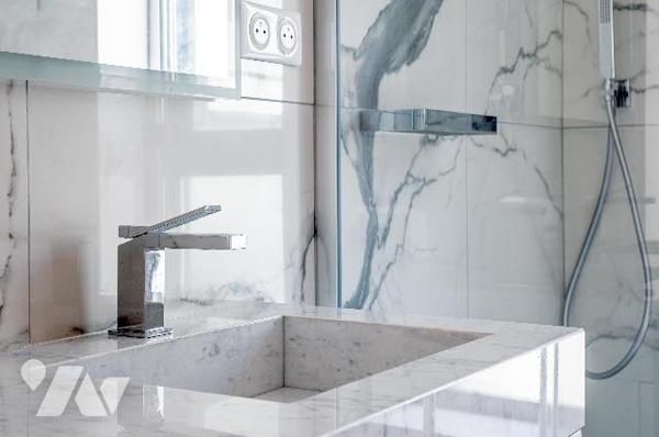 Rare : 2 pièces rénové avec terrasse plein ciel, dernier étage, vue monumentale