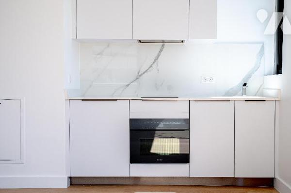 Rare : 2 pièces rénové avec terrasse plein ciel, dernier étage, vue monumentale