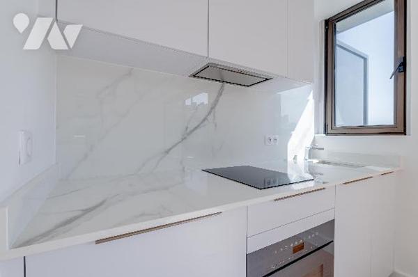 Rare : 2 pièces rénové avec terrasse plein ciel, dernier étage, vue monumentale