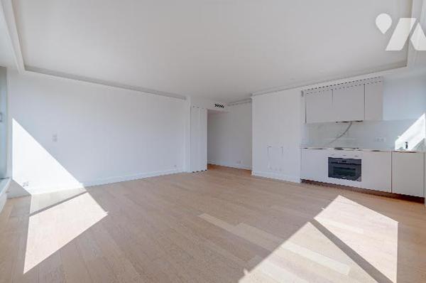 Rare : 2 pièces rénové avec terrasse plein ciel, dernier étage, vue monumentale