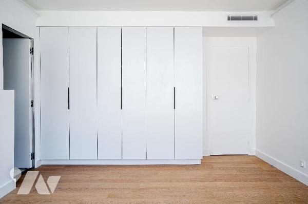 Rare : 2 pièces rénové avec terrasse plein ciel, dernier étage, vue monumentale