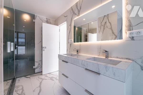 Rare : 2 pièces rénové avec terrasse plein ciel, dernier étage, vue monumentale