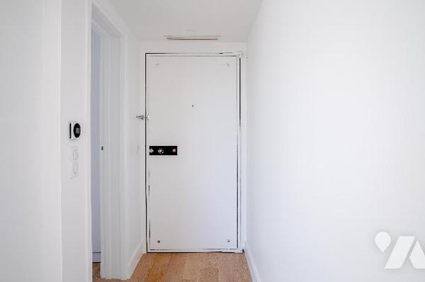 Rare : 2 pièces rénové avec terrasse plein ciel, dernier étage, vue monumentale