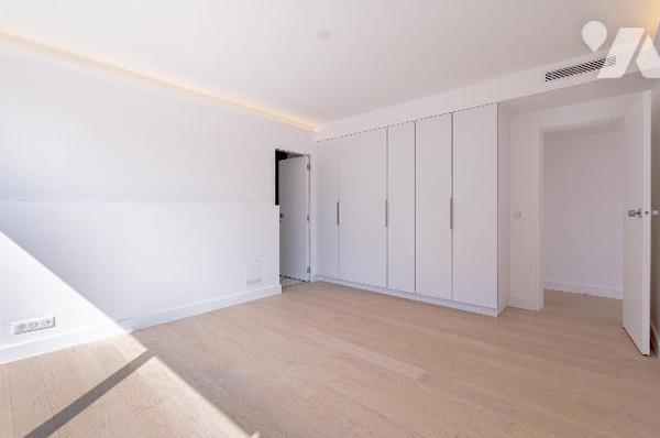 Rare : 2 pièces rénové avec terrasse plein ciel, dernier étage, vue monumentale