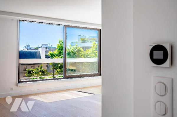 Rare : 2 pièces rénové avec terrasse plein ciel, dernier étage, vue monumentale