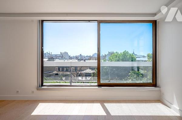 Rare : 2 pièces rénové avec terrasse plein ciel, dernier étage, vue monumentale