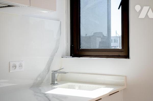 Rare : 2 pièces rénové avec terrasse plein ciel, dernier étage, vue monumentale