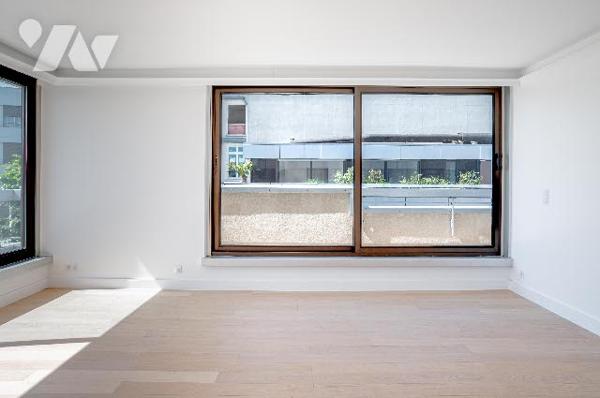 Rare : 2 pièces rénové avec terrasse plein ciel, dernier étage, vue monumentale