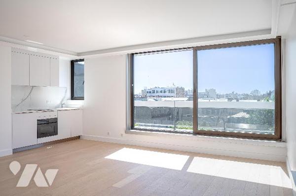 Rare : 2 pièces rénové avec terrasse plein ciel, dernier étage, vue monumentale