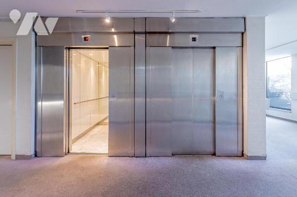 Rare : 2 pièces rénové avec terrasse plein ciel, dernier étage, vue monumentale