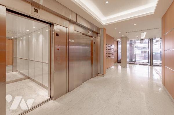 Rare : 2 pièces rénové avec terrasse plein ciel, dernier étage, vue monumentale